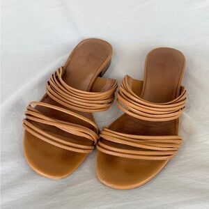 Camel colored “The Meg” Madewell slides
